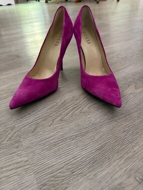 GUESS Women's Fuchsia Suede Pointed-Toe Pumps Sz 9 EUC